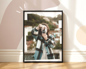 Lámina decorativa o Print de una chica haciendo una foto de frente con una cámara vintage