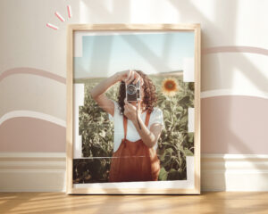 Lámina decorativa o Print de una chica haciendo una foto en un campo de girasoles con una cámara vintage