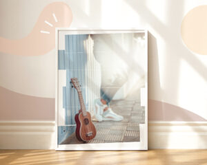 Lámina decorativa o Print de un ukelele apoyado en una valla azul