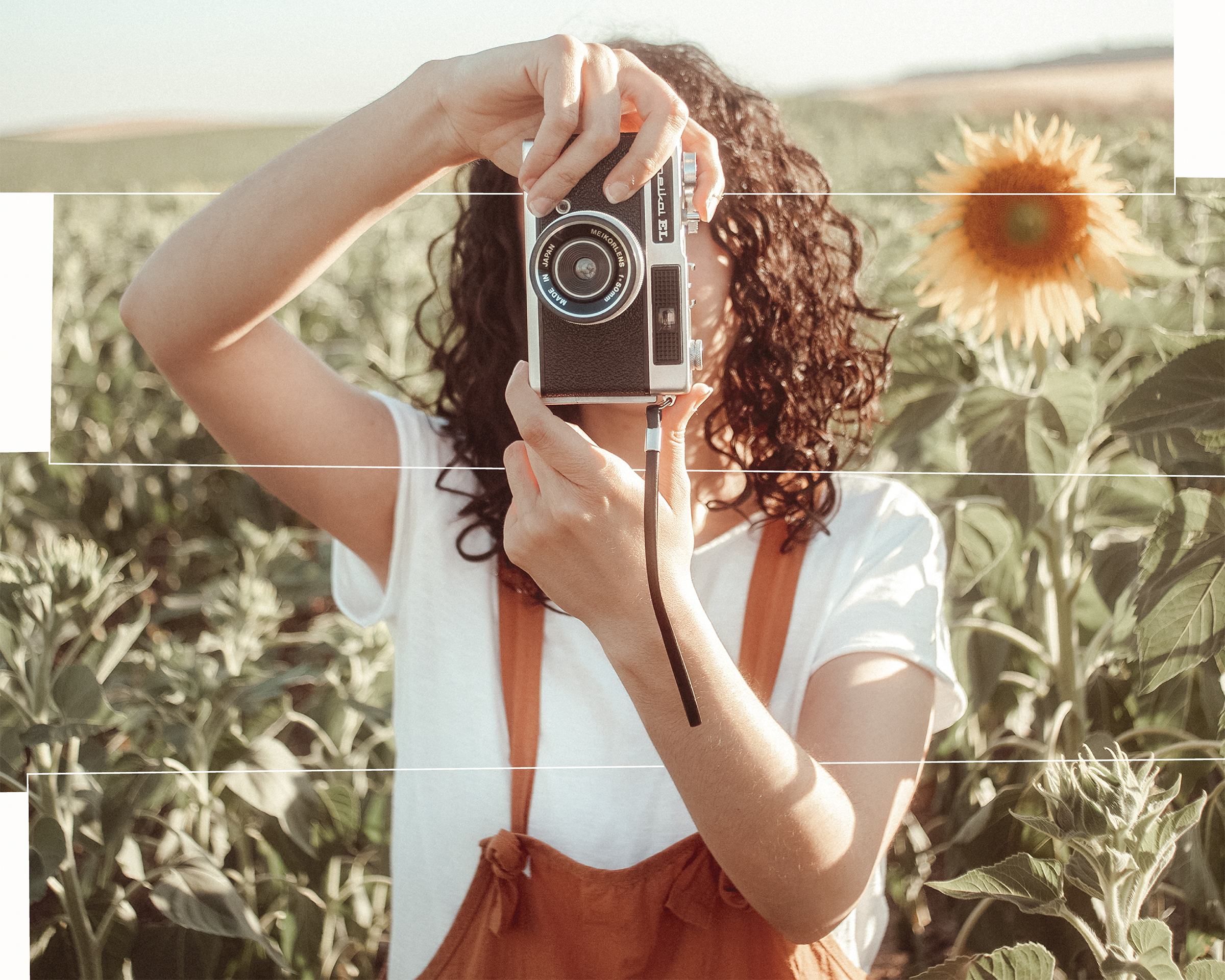 Recorte para ver el detalle en 3D de la lámina decorativa o Print de una chica haciendo una foto en un campo de girasoles con una cámara vintage